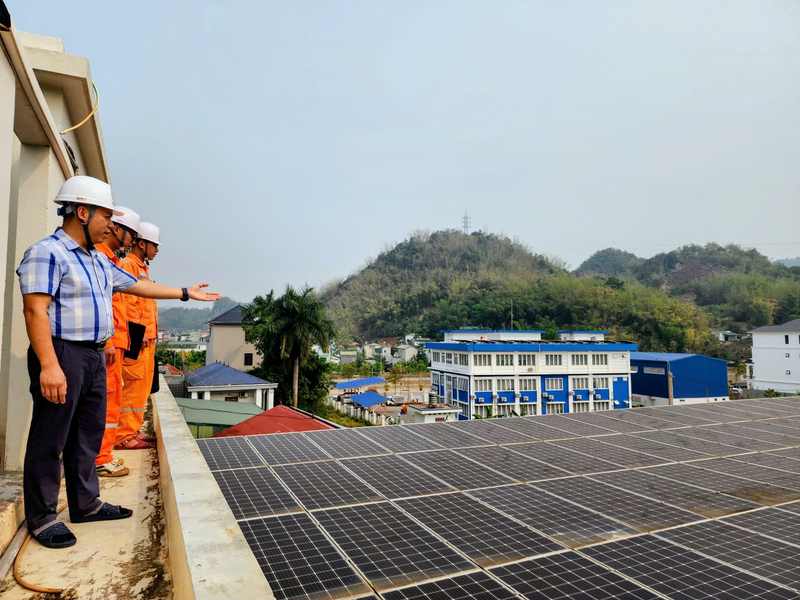 Công ty Điện lực Sơn La phối hợp, tư vấn, hỗ trợ, kiểm tra việc lắp đặt hệ thống điện mặt trời mái nhà, tự sản tự tiêu. Ảnh: Ngọc Diệp