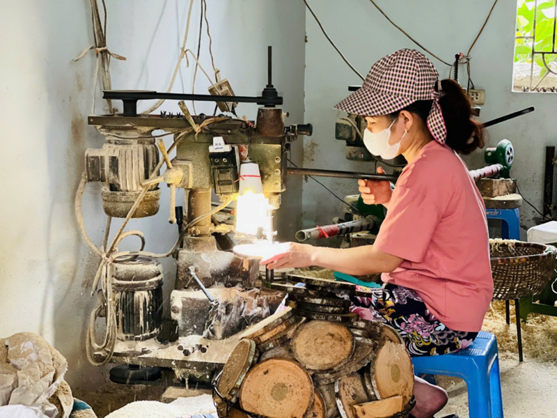 Nghệ nhân làng nghề tiện gỗ Nhị Khê với đôi tay khéo léo và tài năng. Ảnh: Mai Linh