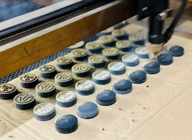 Cận cảnh chế tác sản phẩm tiện gỗ bằng máy móc. Ảnh: Mai Linh