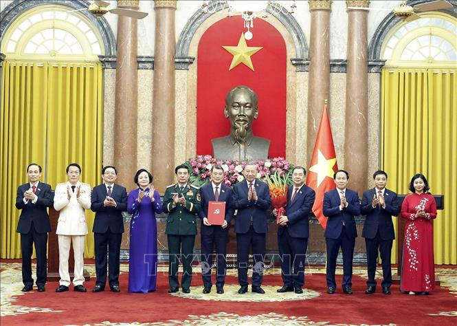 Tổng Bí thư, Chủ tịch nước Tô Lâm trao Quyết định của Bộ Chính trị chỉ định nhân sự của Đảng ủy Chính phủ nhiệm kỳ 2025 - 2030. Ảnh: Thống Nhất/TTXVN