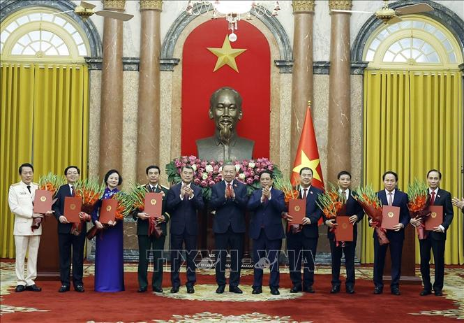 Tổng Bí thư, Chủ tịch nước Tô Lâm trao Quyết định bổ nhiệm 6 Phó Thủ tướng và Bộ trưởng Công an, Bộ trưởng Ngoại giao. Thủ tướng Lê Minh Hưng và nguyên Thủ tướng Phạm Minh Chính tặng hoa chúc mừng các đồng chí được bổ nhiệm. Ảnh: Thống Nhất/TTXVN