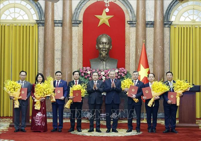 Tổng Bí thư, Chủ tịch nước Tô Lâm trao Quyết định bổ nhiệm cho 7 Bộ trưởng các Bộ. Chủ tịch Quốc hội Trần Thanh Mẫn tặng hoa chúc mừng các Bộ trưởng mới được bổ nhiệm. Ảnh: Thống Nhất/TTXVN