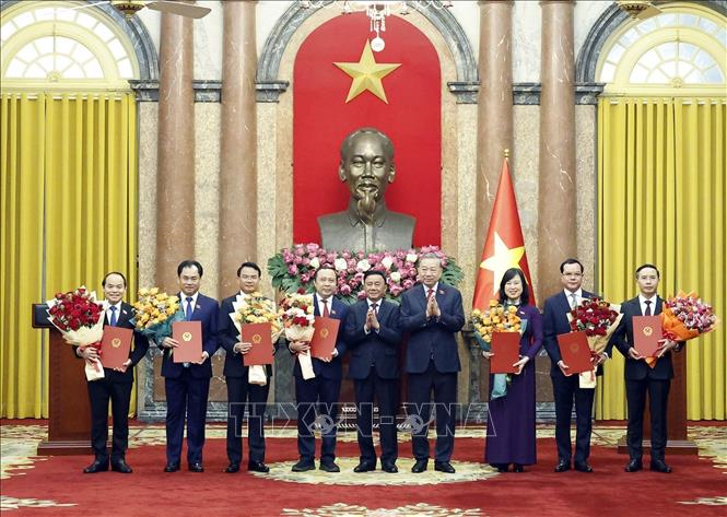 Tổng Bí thư, Chủ tịch nước Tô Lâm trao Quyết định bổ nhiệm 7 Bộ trưởng các Bộ và cơ quan ngang Bộ của Chính phủ. Đồng chí Trần Cẩm Tú, Ủy viên Bộ Chính trị, Thường trực Ban Bí thư tặng hoa chúc mừng các đồng chí được bổ nhiệm. Ảnh: Thống Nhất/TTXVN