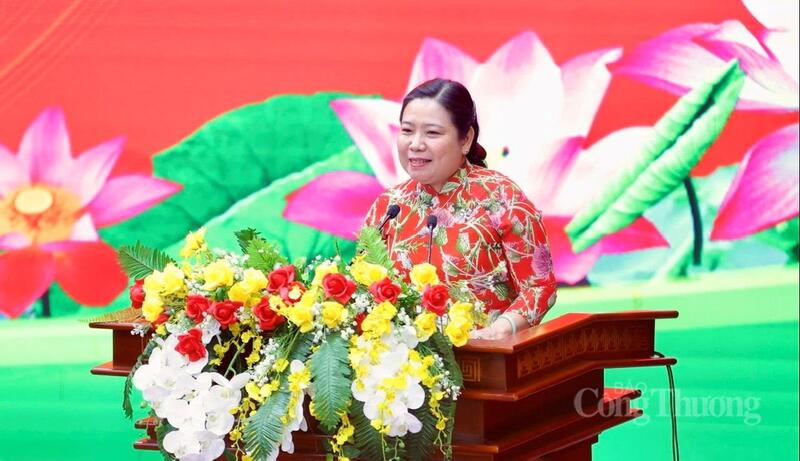 Bà Hồ Thị Cẩm Đào, Chủ tịch Ủy ban Mặt trận Tổ quốc Việt Nam TP. Cần Thơ phát biểu tại buổi họp mặt.
