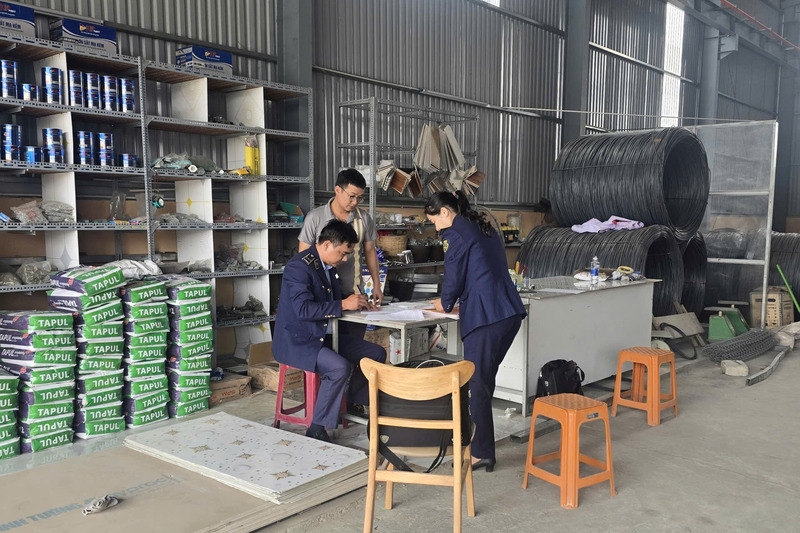 Đội Quản lý thị trường số 11 kiểm tra đột xuất và xử lý 3 doanh nghiệp vi phạm trong kinh doanh vàng bạc, vật liệu xây dựng. Ảnh: Bình An