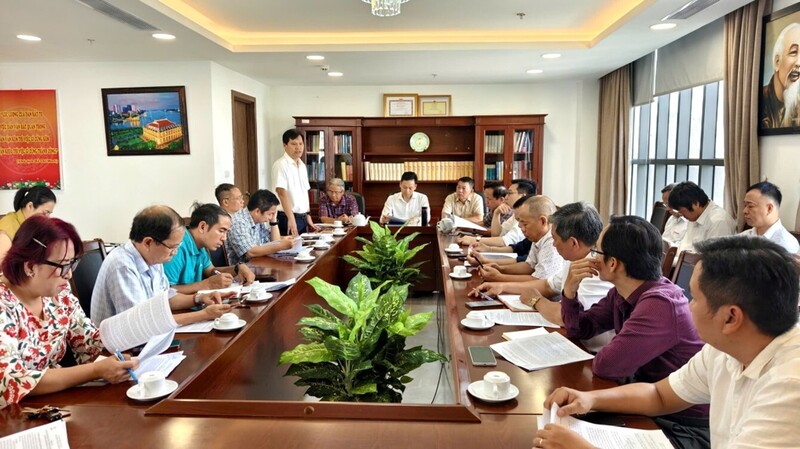 Ông Bùi Quốc Hoan - Phó Tổng giám đốc EVNSPC báo cáo tình hình cung cấp điện của khu vực miền Nam tại hội nghị. Ảnh: EVNSPC