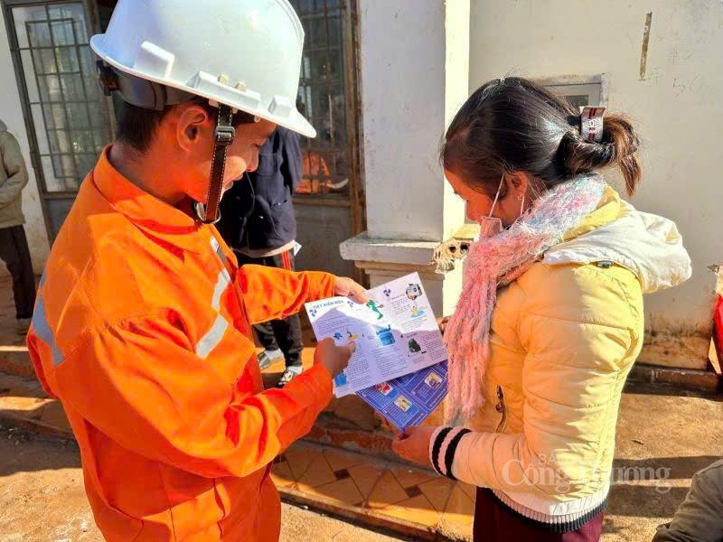 Cán bộ Công ty Điện lực Gia Lai tăng cường tuyên truyền, nâng cao nhận thức cho người dân và doanh nghiệp về sử dụng điện tiết kiệm.