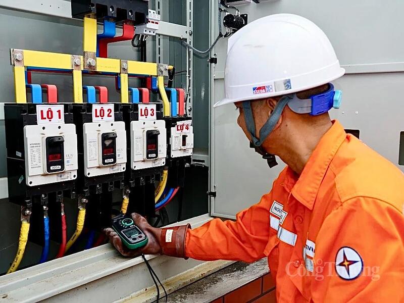 Ngành điện Thanh Hoá chủ động “giữ nhịp” điện trong mùa nắng nóng. Ngoài ra, còn tuyên truyền đến doanh nghiệp, người dân sử dụng điện tiết kiệm, hiệu quả. (Ảnh: Mạnh Huyền)