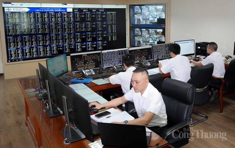 Cán bộ công nhân viên Trung tâm Điều khiển xa Công ty Điện lực Thanh Hóa trong ca trực vận hành. Ảnh: Quốc Anh