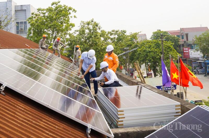 Công ty Điện lực Thanh Hóa tiên phong, gương mẫu cho mục tiêu tiết kiệm điện, giải tỏa công suất ngay từ những ngày đầu mùa nắng nóng bằng việc lắp đặt hệ thống điện mặt trời mái nhà tự sản xuất, tự tiêu thụ tại các trụ sở làm việc của đơn vị trực thuộc. Ảnh: Quốc Anh
