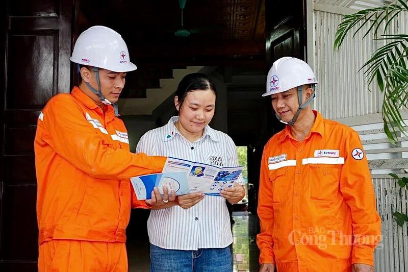 Nhân viên Điện lực Hạc Thành - Công ty Điện lực Thanh Hóa tăng cường tuyên truyền sử dụng tiết kiệm điện đến người dân. (Ảnh: Mạnh Huyền)