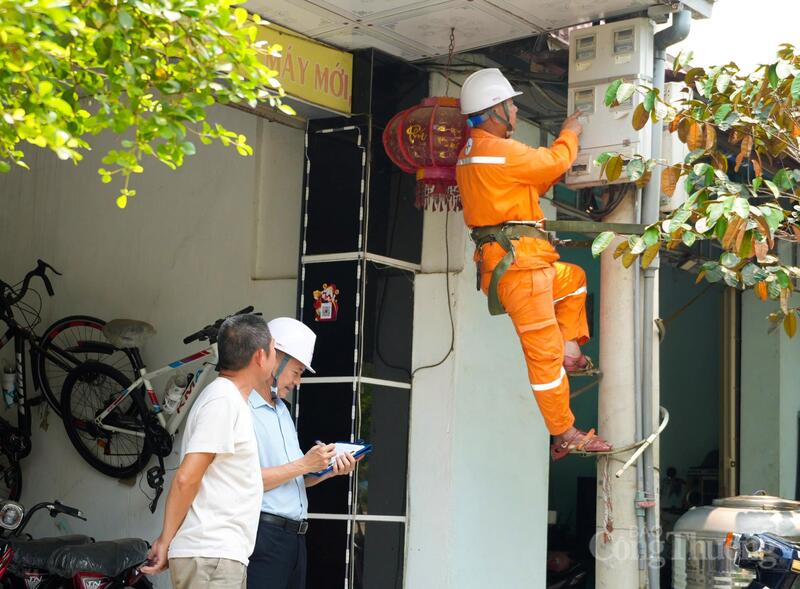 Trước mùa nắng nóng Công ty Điện lực Thanh Hoá đã thành lập các đoàn kiểm tra về công tác kinh doanh và dịch vụ khách hàng, đồng thời đẩy mạnh tuyên truyền sử dụng điện an toàn, tiết kiệm và hiệu quả. Ảnh: Quốc Anh