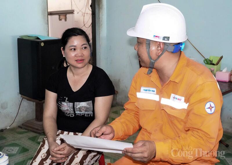 Công ty Điện lực Thanh Hóa tăng cường tuyên truyền đến khách hàng về tiết kiệm điện và phát triển điện mặt trời mái nhà tự sản xuất, tự tiêu thụ. Ảnh: Quốc Anh