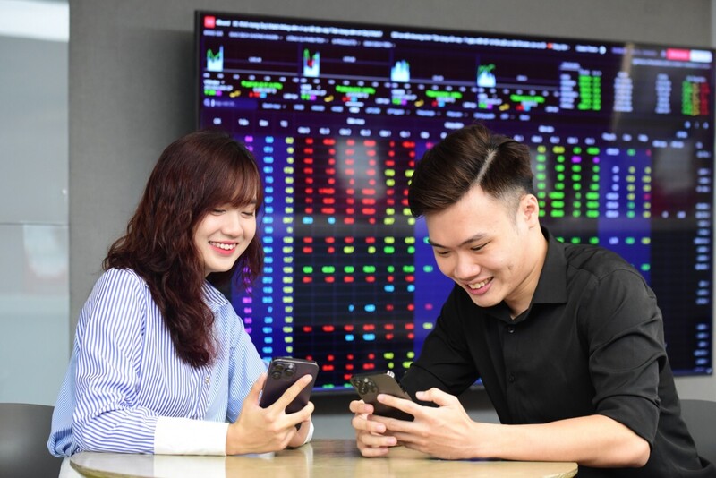 VN-Index bùng nổ gần 80 điểm, thanh khoản tăng gấp rưỡi tuần trước.