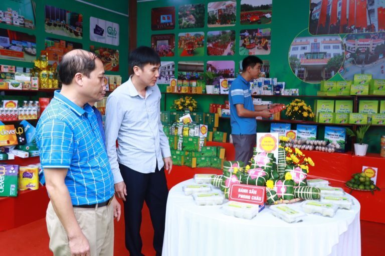 Các sản phẩm địa phương được trưng bày tại mùa lễ hội.