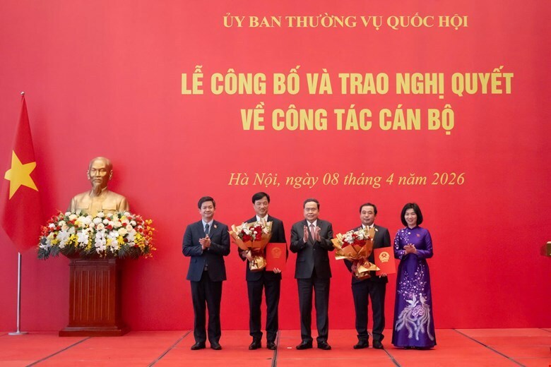 Chủ tịch Quốc hội Trần Thanh Mẫn trao Nghị quyết và tặng hoa chúc mừng Trưởng Ban Tổ chức Trung ương Nguyễn Duy Ngọc và Bí thư Thành ủy Hà Nội Trần Đức Thắng
