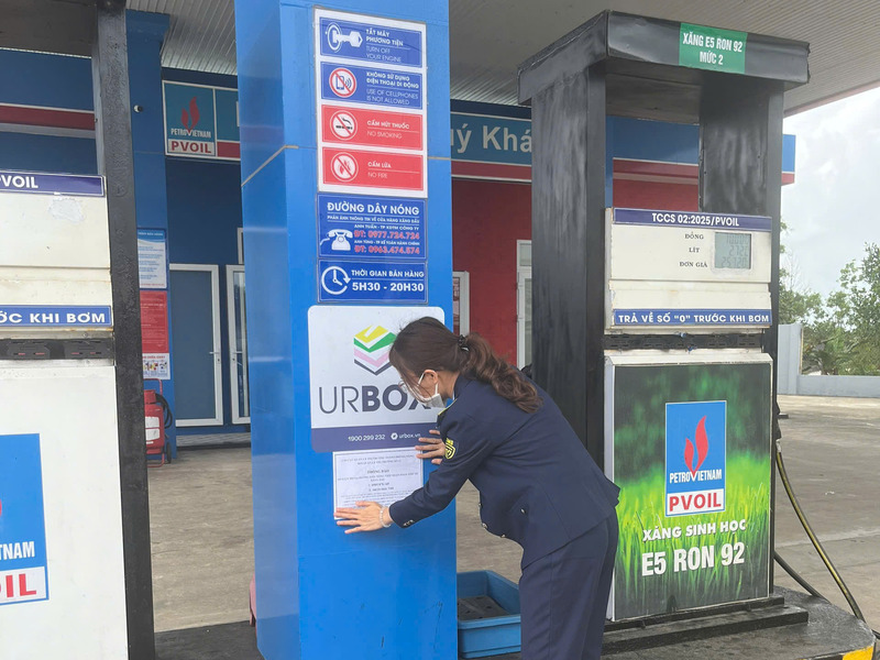 Công khai số điện thoại đường dây nóng tại các cơ sở kinh doanh xăng dầu. Ảnh: Bình An