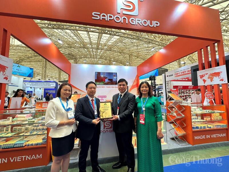 Trong số các doanh nghiệp đồng hành cùng hội chợ tiêu biểu năm nay có SAPON Group, đơn vị đồng hành với vai trò nhà tài trợ chính thức Vietnam Expo 2026. SAPON Group là doanh nghiệp Việt Nam tiêu biểu trong lĩnh vực sản xuất hệ sinh thái giải pháp vệ sinh cá nhân toàn diện, phát triển theo định hướng “Thương hiệu Việt – Chất lượng Quốc tế”. Ảnh: Minh Hương