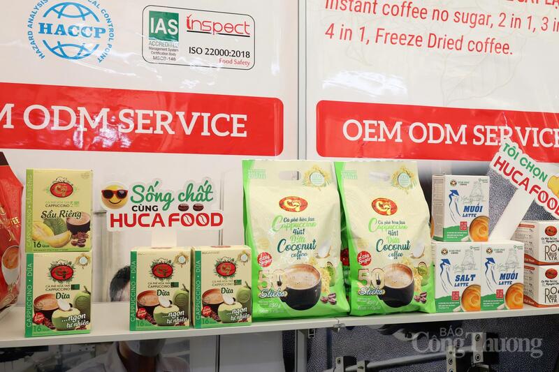 Với thông điệp “Tiêu dùng thông minh – Công nghiệp bền vững – Hội nhập toàn cầu”, Vietnam Expo 2026 không chỉ phản ánh xu hướng tiêu dùng mới mà còn khẳng định định hướng phát triển bền vững của nền kinh tế. Các sản phẩm, giải pháp được giới thiệu tại hội chợ ngày càng chú trọng yếu tố công nghệ, tiết kiệm năng lượng, thân thiện môi trường và tối ưu hóa trải nghiệm người dùng. Ảnh: Minh Hương