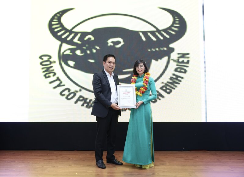 Ông Võ Hồng Sơn - Trưởng đại diện phía Nam Bộ Công Thương trao chứng nhận cho đại diện Công ty Cổ phần Phân bón Bình Điền đạt Top 10 hàng hóa, dịch vụ người tiêu dùng tin cậy.