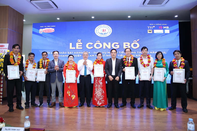 Ông Bùi Thanh Thủy - Phó Chủ tịch kiêm Tổng thư ký Hội Bảo vệ người tiêu dùng Việt Nam (thứ 6 từ trái sang) cùng ông Võ Hồng Sơn - Trưởng đại diện phía Nam Bộ Công Thương (thứ 5 từ phải sang) và ông Phan Thế Thắng - Phó trưởng Ban Bảo vệ người tiêu dùng, Uỷ ban Cạnh tranh Quốc gia - Bộ Công Thương (thứ 4 từ trái sang) trao giấy chứng nhận cho đại diện các doanh nghiệp đạt Top 10 sản phẩm, dịch vụ được người tiêu dùng tin cậy.