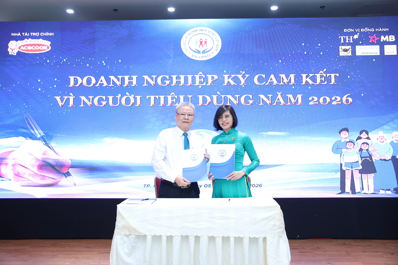 Đại diện Công ty Cổ phần Phân bón Bình Điền ký cam kết vì người tiêu dùng năm 2026.