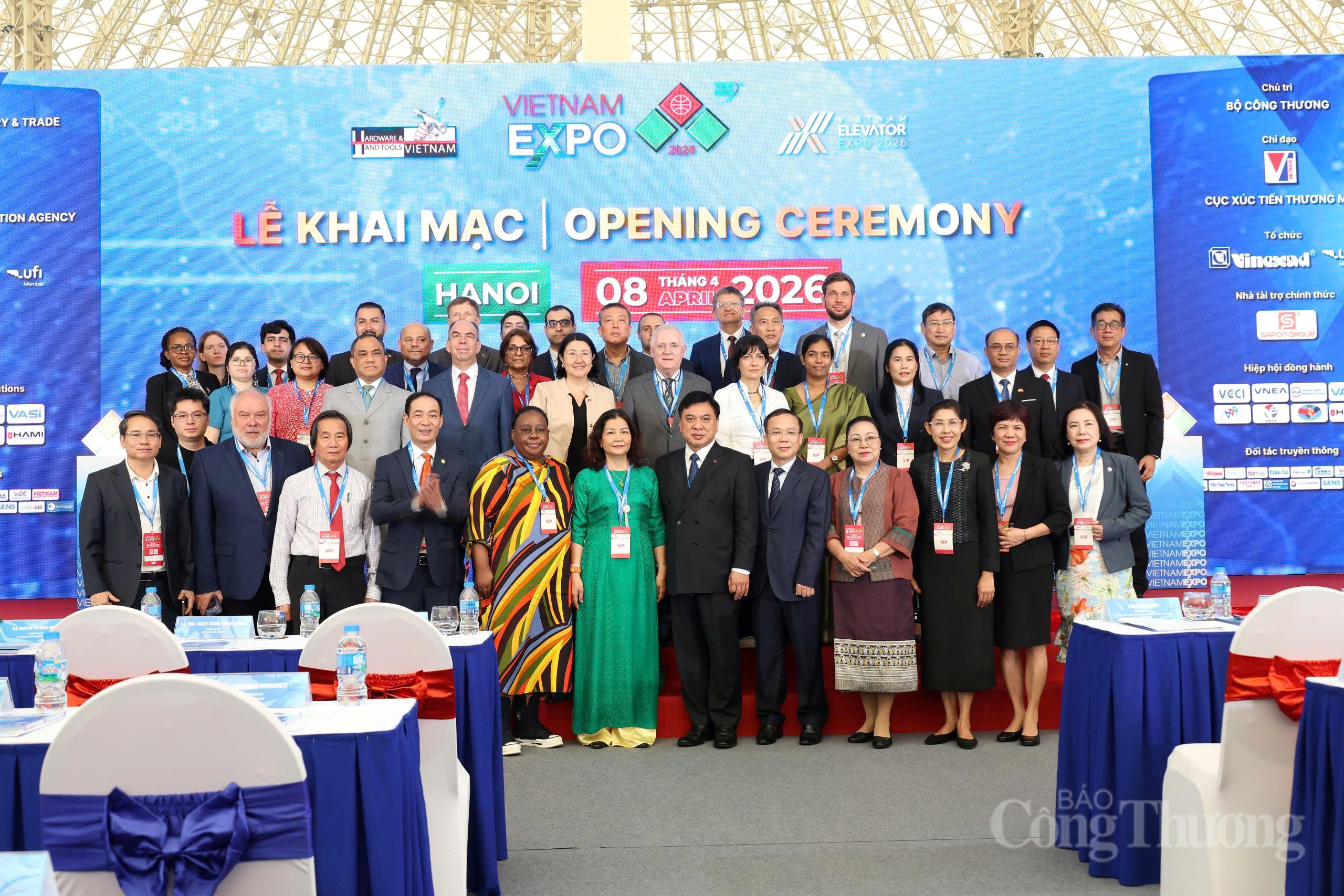 Đại diện Việt Nam và các đơn vị, doanh nghiệp các nước tham gia hội chợ chụp hình lưu niệm. Ảnh: Đỗ Nga