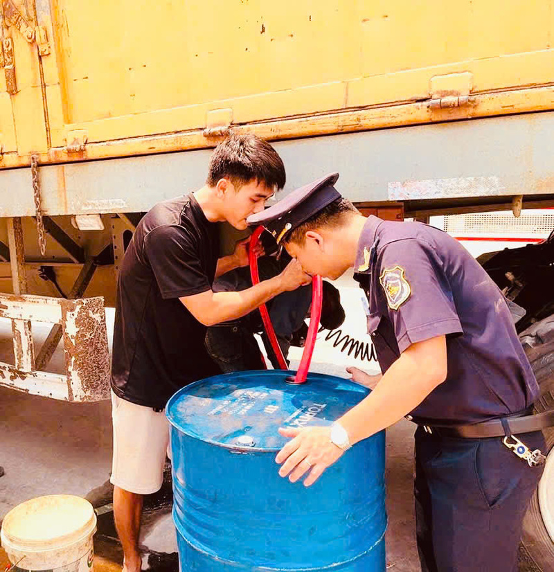 Hải quan cửa khẩu Lao Bảo phối hợp với các lực lượng chức năng phát hiện vụ vận chuyển trái phép dầu diesel.