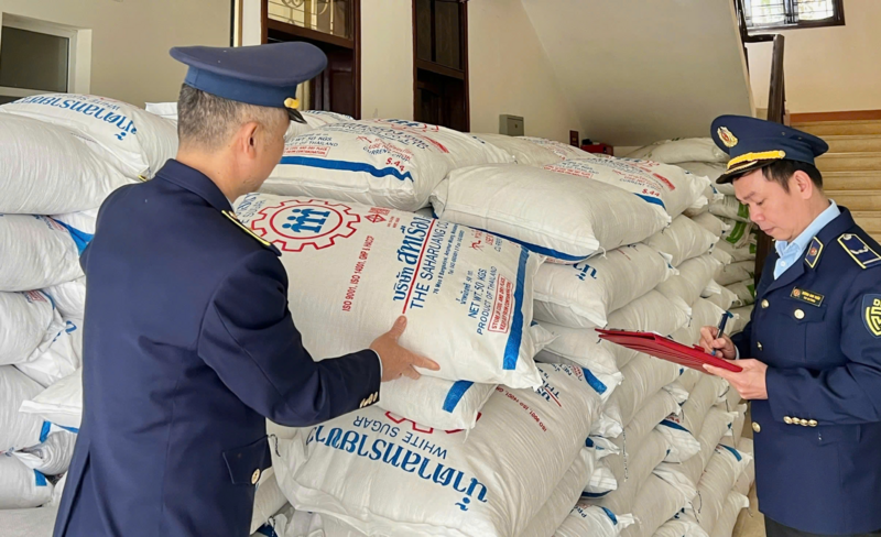 Chi cục Quản lý thị trường tỉnh Quảng Trị kiểm tra hàng hoá bị thu giữ.