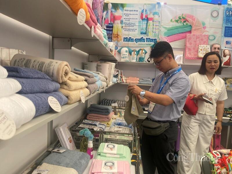 Ông Đoàn Trung Đông - Giám đốc Công ty TNHH Thương mại xuất nhập khẩu đồ gia dụng NASTO tại gian hàng. Ảnh: Hải Linh