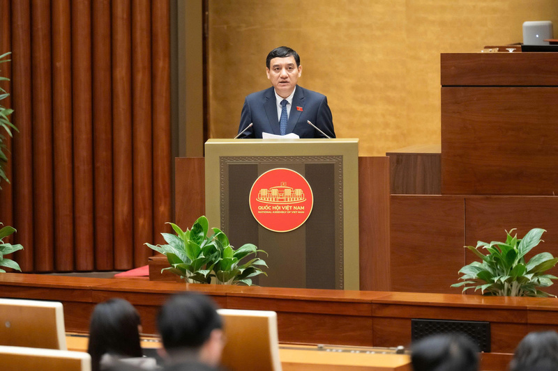 Chủ nhiệm Ủy ban Văn hóa và Xã hội Nguyễn Đắc Vinh đề nghị nghiên cứu luật hóa một số quy định nhằm bảo đảm bình đẳng giới trong xét thi đua, khen thưởng.