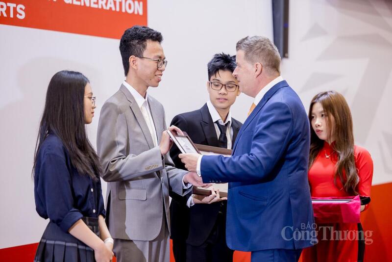 Sinh viên Trường Đại học Anh Quốc Việt Nam nhận học bổng chương trình tiên tiến chất lượng cao