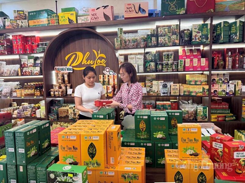 Bà Lê Thị Quỳnh Trang, đại diện Hợp tác xã Phú Lộc chia sẻ về các sản phẩm của hợp tác xã