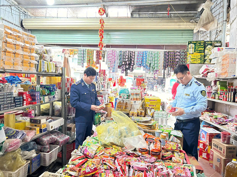 Lực lượng Quản lý thị trường Tuyên Quang kiểm tra nguồn gốc xuất xứ hàng hóa tại một hộ kinh doanh.