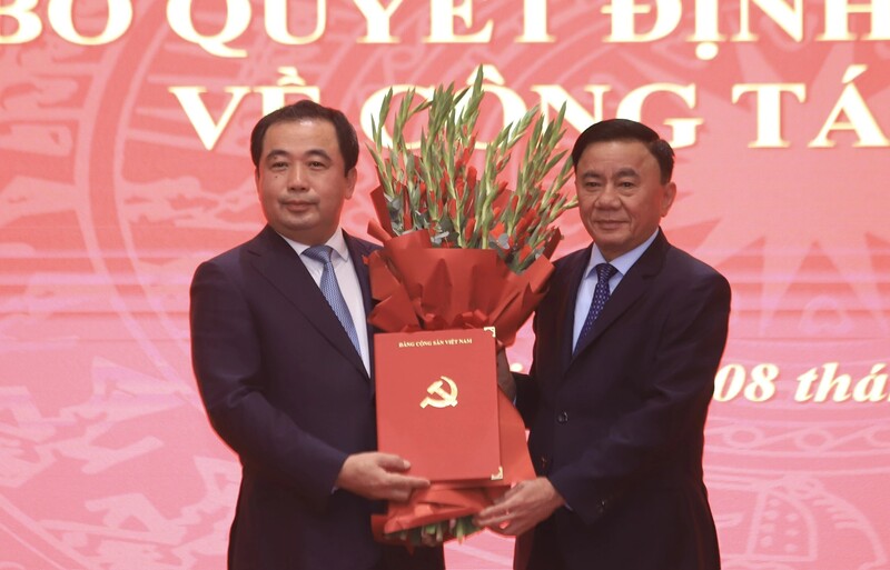 Thường trực Ban Bí thư Trần Cẩm Tú trao quyết định, tặng hoa chúc mừng tân Bí thư Thành ủy Hà Nội Trần Đức Thắng. Ảnh: Hữu Thắng