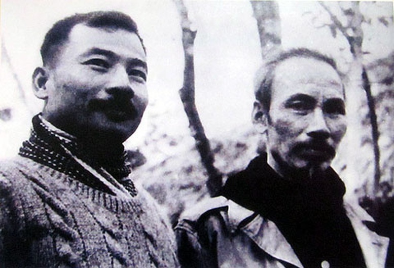 Chủ tịch Hồ Chí Minh và Chủ tịch nước Cộng hòa Dân chủ Nhân dân Lào, Hoàng thân Suphanuvong tại chiến khu Việt Bắc năm 1951. Ảnh tư liệu.