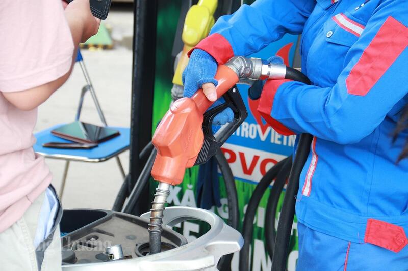 Từ 15 giờ 30 ngày 8/4/2026, giá bán lẻ xăng dầu được điều chỉnh giảm. Ảnh: Thanh Tuấn