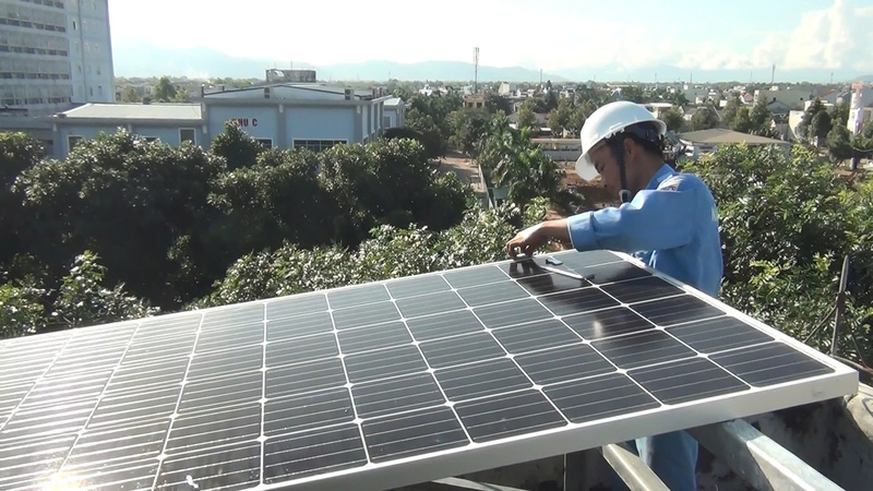 Điện mặt trời mái nhà có nhiều lợi thế, tận dụng hạ tầng sẵn có, không cần diện tích đất lớn, đồng thời tạo ra nguồn điện phân tán ngay tại nơi tiêu thụ. Ảnh: Tuệ Lâm