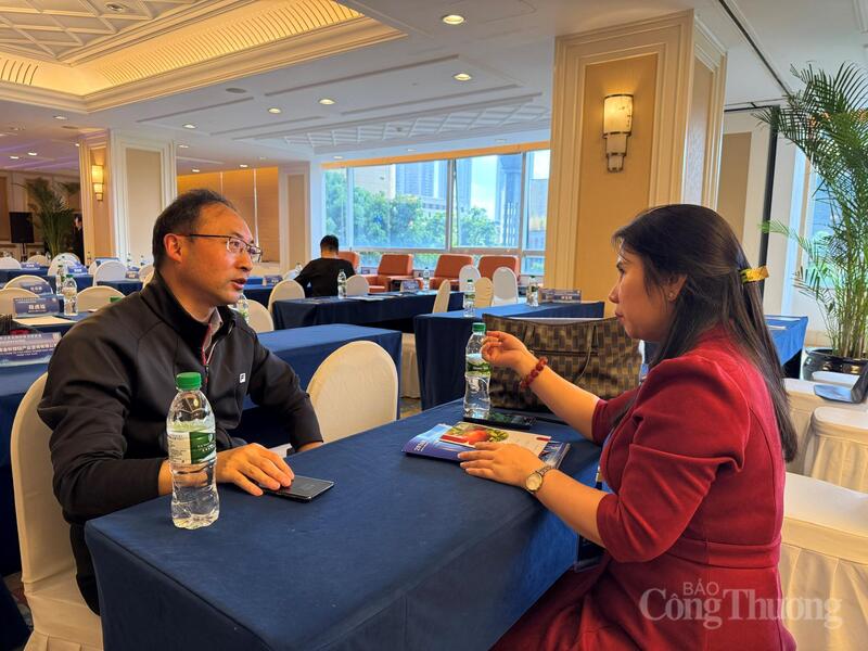 Các hội chợ chuyên ngành thu hút rất nhiều nhà nhập khẩu, nhà phân phối quốc tế. Ảnh: Minh Trang