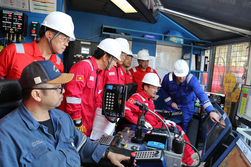 Tổng Giám đốc PVEP Nguyễn Thiện Bảo kiểm tra hoạt động trên các công trình biển