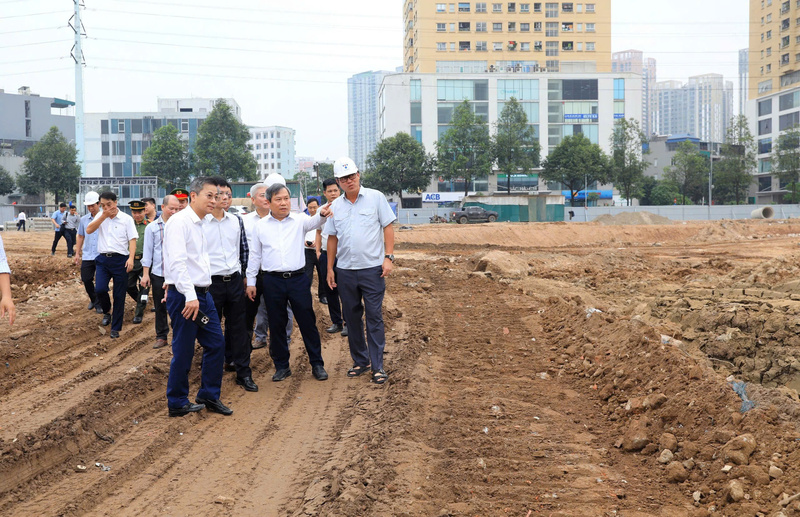 Chủ tịch UBND TP. Hà Nội Vũ Đại Thắng cùng Đoàn công tác đã đến kiểm tra tại công trường Dự án đầu tư xây dựng hồ đầu mối Mễ Trì (hồ Đồng Bông 2), phường Đại Mỗ.