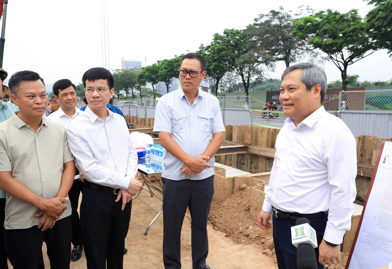 Tại buổi kiểm tra thực địa, Chủ tịch UBND TP. Hà Nội Vũ Đại Thắng đặt ra yêu cầu "tiến độ là mệnh lệnh, chất lượng là yêu cầu bắt buộc".