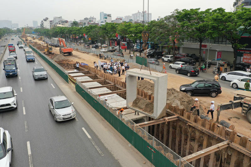 Theo báo cáo, tuyến Võ Chí Công đạt khoảng 39% ép cừ, 19% lắp đặt cống đúc sẵn, đồng thời đang triển khai khoan kích ngầm, bảo đảm tiến độ đề ra.
