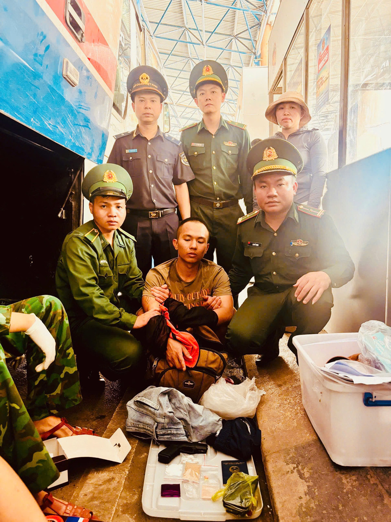 Lực lượng chức năng kiểm tra phát hiện kiện hành lý chứa súng và tang vật vi phạm.