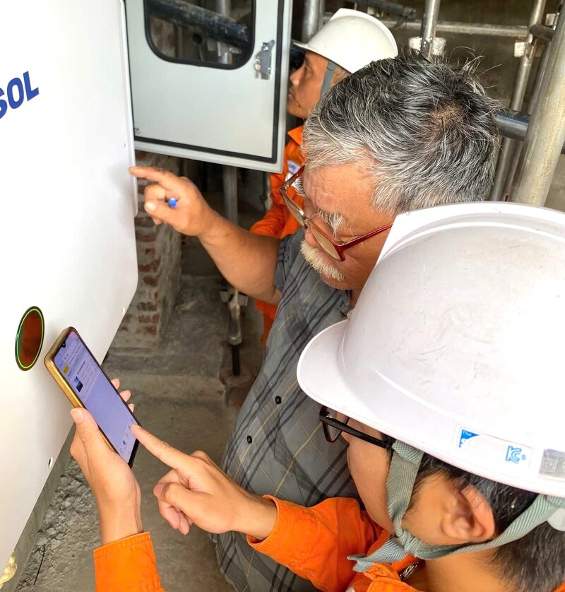 Công ty Điện lực Nghệ An lắp đặt và bàn giao sử dụng hệ thống 100kWp cho khách hàng trên địa bàn phường Trường Vinh. Ảnh: Phan Thuỷ