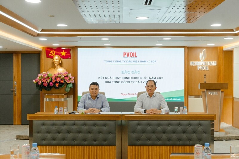 Đồng chí Cao Hoài Dương, Bí thư Đảng ủy, Chủ tịch HĐQT Tổng công ty và đồng chí Nguyễn Đăng Trình, Phó Bí thư Đảng ủy, Tổng giám đốc Tổng công ty chủ trì hội nghị. Ảnh PVOIL