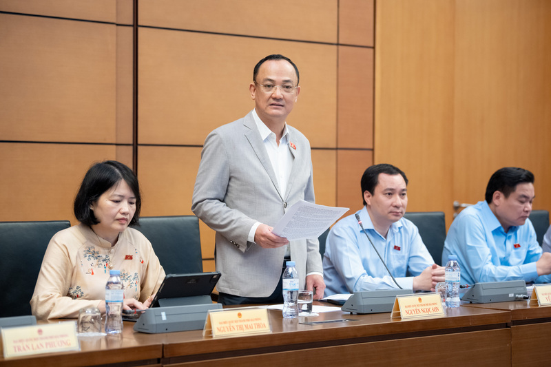 Đại biểu Nguyễn Ngọc Sơn phát biểu, tăng trưởng hai con số đi kèm với điều kiện phát triển năng lượng, đảm bảo an ninh năng lượng.