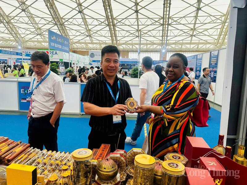 Du khách nước ngoài có ấn tượng tốt với các sản phẩm Hà Tĩnh. Ảnh: Phúc Sơn