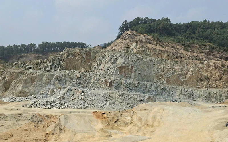 Bên cạnh đó, một số mỏ đá, đất san lấp đã hết hạn khai thác, đồng thời thủ tục gia hạn, cấp phép lại gặp nhiều khó khăn do thủ tục hành chính khiến thị trường vật liệu xây dựng ở Huế gặp khó khăn. Ảnh: Nguyễn Tuấn