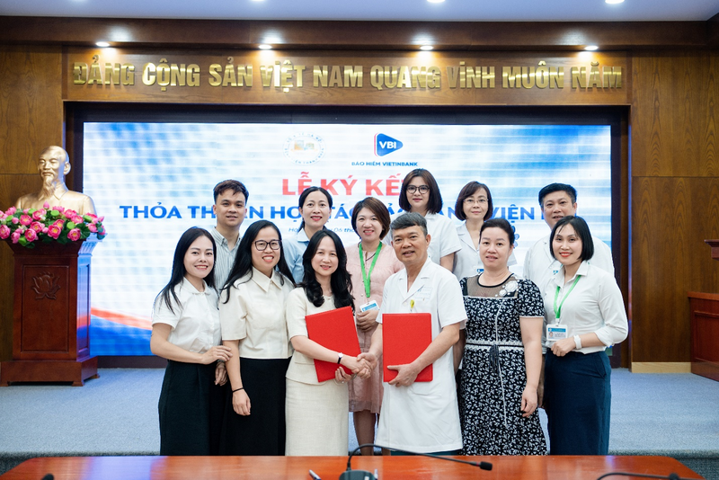 Đại diện Bảo hiểm VietinBank và Bệnh viện Thanh Nhàn ký kết hợp tác bảo lãnh viện phí